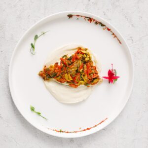 Дорадо по-сардинські з черрі, анчоусами, оливками та каперсами