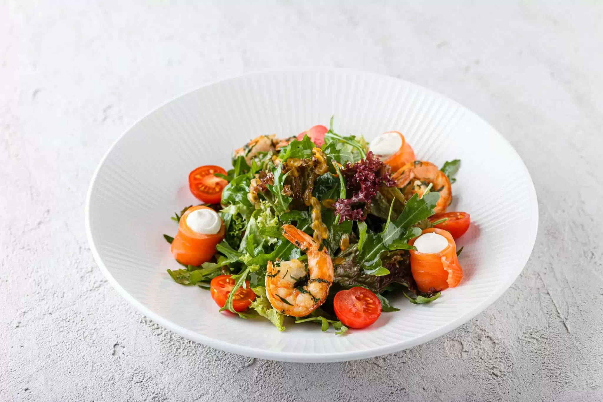Хрусткий салат з тигровою креветкою, домашнім слабосолоним шотландським лососем, з заправкою маракуйя-лайм