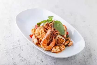 Спагеті з морепродуктами (креветки, бебі-кальмари, морські гребінці)