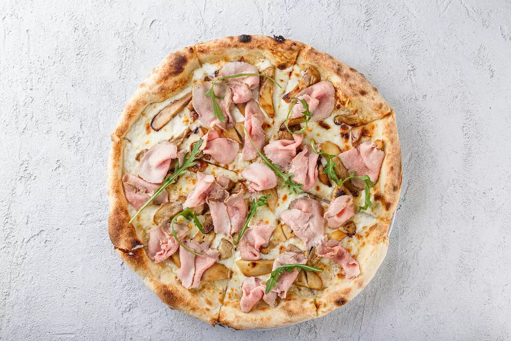 Піца з телячим ростбіфом і білими грибами