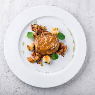 Яловича вирізка з гірчичним соусом та білими грибами